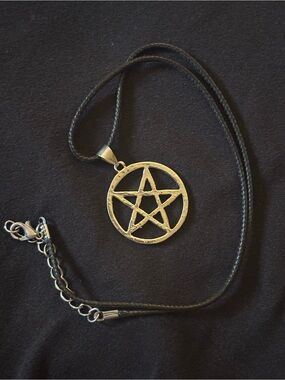 metal pentacle/star pendant necklace